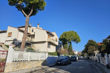 V 2375 - Marina di Montemarciano: Porzione di villa 